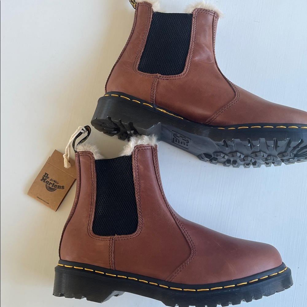 NWT Dr Martens 2976 Leonore Chelsea Boots Faux Fur Lined in Saddle Tan - Picture 5 of 8